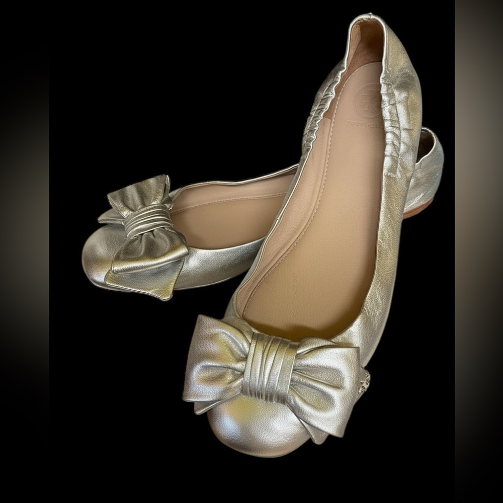 Tory Burch Divine Bow Driver Ballet Silver Flats Size 10
Like New!